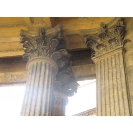 Коринфская колонна и пристенная колонна с резной капителью из травертина
